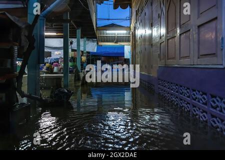 Nonthaburi, Thailand. Oktober 2021. Häuser werden nach einem starken Sturm überflutet dargestellt. Thailand ist aufgrund der starken Regenfälle, der Gezeitenwelle und der Wasserabflüsse vom Chao Phraya-Staudamm nach dem Sturm von Dianmu im Land mit einer Sturmflut konfrontiert. Viele Bewohner sind jedes Jahr mit Überschwemmungen konfrontiert, aber in diesem Jahr stieg der Wasserstand sofort an und verursachte mehr Schäden als üblich. (Foto: Phobthum Yingpaiboonsuk/SOPA I/Sipa USA) Quelle: SIPA USA/Alamy Live News Stockfoto