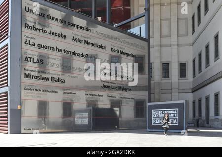 MADRID, SPANIEN, APR 11, 2011: Reina Sofia Museum (Museo Nacional Centro de Arte Reina Sofia), ein Museum für zeitgenössische spanische Kunst in Madrid, das 1990 eröffnet wurde Stockfoto