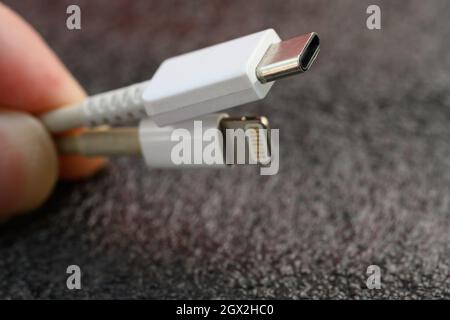 WLADIVOSTOK, RUSSLAND - 24. SEPTEMBER 2021: Apple Lightning Connector und USB Type-C Kabel. Selektiver Fokus. Stockfoto