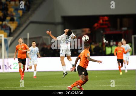 KIEW, UKRAINE - 03. OKTOBER 2021 - die Spieler werden während des Spiels der ukrainischen Premier League in der 10. Runde zwischen dem FC Dynamo Kiew und F in Aktion gesehen Stockfoto