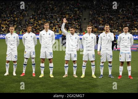 KIEW, UKRAINE - 03. OKTOBER 2021 - die Spieler des FC Dynamo Kiew werden vor dem Spiel der ukrainischen Premier League in der 10. Runde gegen den FC Shakhtar gesehen Stockfoto