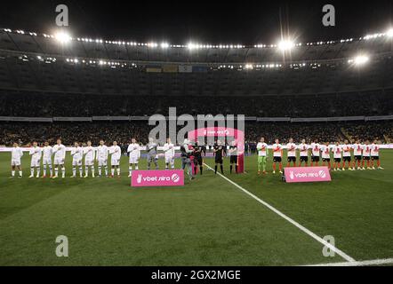 KIEW, UKRAINE - 03. OKTOBER 2021 - Spieler des FC Dynamo Kiew und des FC Shakhtar Donezk werden vor dem Spiel der ukrainischen Premier League der 10. R gesehen Stockfoto
