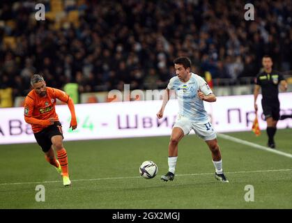 KIEW, UKRAINE - 03. OKTOBER 2021 - Mittelfeldspieler des FC Shakhtar Donetsk Marlos und des FC Dynamo Kyiv Carlos de Pena kämpfen während der Ukrainer um den Ball Stockfoto