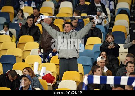 KIEW, UKRAINE - 03. OKTOBER 2021 - Fans des FC Dynamo Kiew jubeln während des Spiels der ukrainischen Premier League in der 10. Runde gegen den FC S in der Tribüne an Stockfoto