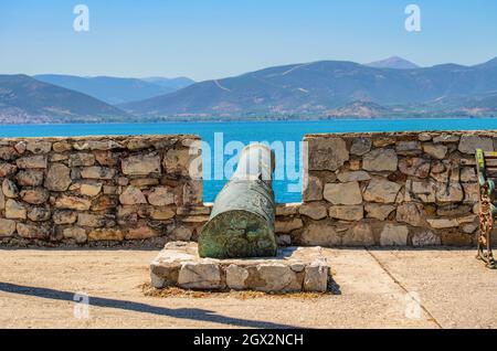 Die historische Kanonen der alten Alter bei Nafplio in Argolis, Griechenland Stockfoto