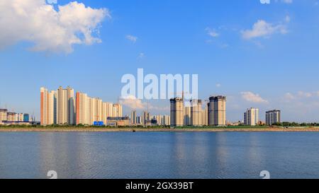 Songdo, Incheon, Südkorea - 3. September 2021 : Incheon Songdo Internationales Stadtbild. Songdo International City Lake Scenery. Stockfoto