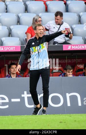 München, Deutschland. Oktober 2021. Fußball: Bundesliga, Bayern München - Eintracht Frankfurt, Matchday 7, Allianz Arena. Trainer Julian Nagelsmann vom FC Bayern München zeigt sich am Rande. Quelle: Matthias Balk/dpa - WICHTIGER HINWEIS: Gemäß den Bestimmungen der DFL Deutsche Fußball Liga und/oder des DFB Deutscher Fußball-Bund ist es untersagt, im Stadion und/oder vom Spiel aufgenommene Fotos in Form von Sequenzbildern und/oder videoähnlichen Fotoserien zu verwenden oder zu verwenden./dpa/Alamy Live News Stockfoto