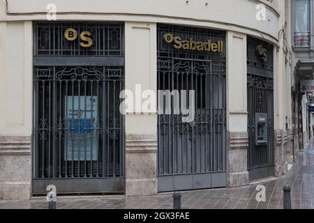 VALENCIA, SPANIEN - 03. OKTOBER 2021: Banco Sabadell ist ein spanisches Investmentbank- und Finanzdienstleistungsunternehmen Stockfoto