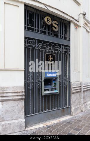 VALENCIA, SPANIEN - 03. OKTOBER 2021: Banco Sabadell ist ein spanisches Investmentbank- und Finanzdienstleistungsunternehmen Stockfoto