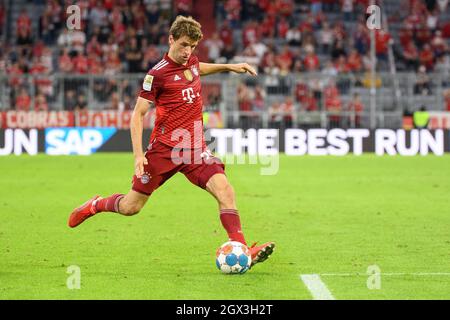 München, Deutschland. Oktober 2021. Fußball: Bundesliga, Bayern München - Eintracht Frankfurt, Matchday 7, Allianz Arena. Thomas Müller vom FC Bayern München spielt den Ball. Quelle: Matthias Balk/dpa - WICHTIGER HINWEIS: Gemäß den Bestimmungen der DFL Deutsche Fußball Liga und/oder des DFB Deutscher Fußball-Bund ist es untersagt, im Stadion und/oder vom Spiel aufgenommene Fotos in Form von Sequenzbildern und/oder videoähnlichen Fotoserien zu verwenden oder zu verwenden./dpa/Alamy Live News Stockfoto