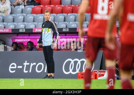 München, Deutschland. Oktober 2021. Fußball: Bundesliga, Bayern München - Eintracht Frankfurt, Matchday 7, Allianz Arena. Trainer Julian Nagelsmann vom FC Bayern München schaut sich das Spiel an. Quelle: Matthias Balk/dpa - WICHTIGER HINWEIS: Gemäß den Bestimmungen der DFL Deutsche Fußball Liga und/oder des DFB Deutscher Fußball-Bund ist es untersagt, im Stadion und/oder vom Spiel aufgenommene Fotos in Form von Sequenzbildern und/oder videoähnlichen Fotoserien zu verwenden oder zu verwenden./dpa/Alamy Live News Stockfoto