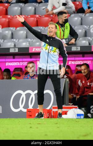 München, Deutschland. Oktober 2021. Fußball: Bundesliga, Bayern München - Eintracht Frankfurt, Matchday 7, Allianz Arena. Trainer Julian Nagelsmann vom FC Bayern München zeigt sich am Rande. Quelle: Matthias Balk/dpa - WICHTIGER HINWEIS: Gemäß den Bestimmungen der DFL Deutsche Fußball Liga und/oder des DFB Deutscher Fußball-Bund ist es untersagt, im Stadion und/oder vom Spiel aufgenommene Fotos in Form von Sequenzbildern und/oder videoähnlichen Fotoserien zu verwenden oder zu verwenden./dpa/Alamy Live News Stockfoto