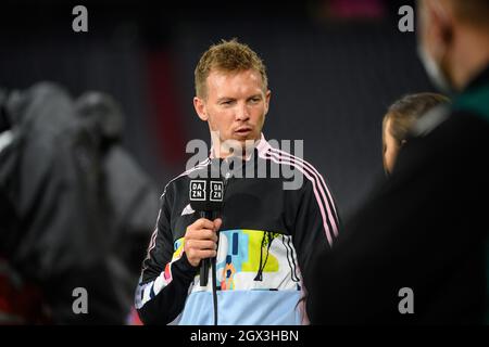 München, Deutschland. Oktober 2021. Fußball: Bundesliga, Bayern München - Eintracht Frankfurt, Matchday 7, Allianz Arena. Trainer Julian Nagelsmann vom FC Bayern München gibt nach dem Spiel ein Interview. Quelle: Matthias Balk/dpa - WICHTIGER HINWEIS: Gemäß den Bestimmungen der DFL Deutsche Fußball Liga und/oder des DFB Deutscher Fußball-Bund ist es untersagt, im Stadion und/oder vom Spiel aufgenommene Fotos in Form von Sequenzbildern und/oder videoähnlichen Fotoserien zu verwenden oder zu verwenden./dpa/Alamy Live News Stockfoto