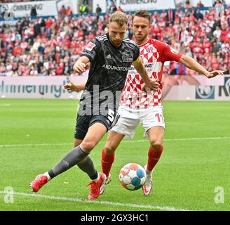 Mainz, Deutschland. Oktober 2021. Fußball: Bundesliga, FSV Mainz 05 - 1. FC Union Berlin, Matchday 7, Mewa Arena der Berliner Marvin Friedrich spielt gegen den Mainzer Marcus Ingvartsen (r.) Quelle: Torsten Silz/dpa - WICHTIGER HINWEIS: Gemäß den Bestimmungen der DFL Deutsche Fußball Liga und/oder des DFB Deutscher Fußball-Bund ist es untersagt, im Stadion und/oder vom Spiel aufgenommene Fotos in Form von Sequenzbildern und/oder videoähnlichen Fotoserien zu verwenden oder zu verwenden./dpa/Alamy Live News Stockfoto