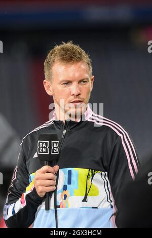 München, Deutschland. Oktober 2021. Fußball: Bundesliga, Bayern München - Eintracht Frankfurt, Matchday 7, Allianz Arena. Trainer Julian Nagelsmann vom FC Bayern München gibt nach dem Spiel ein Interview. Quelle: Matthias Balk/dpa - WICHTIGER HINWEIS: Gemäß den Bestimmungen der DFL Deutsche Fußball Liga und/oder des DFB Deutscher Fußball-Bund ist es untersagt, im Stadion und/oder vom Spiel aufgenommene Fotos in Form von Sequenzbildern und/oder videoähnlichen Fotoserien zu verwenden oder zu verwenden./dpa/Alamy Live News Stockfoto