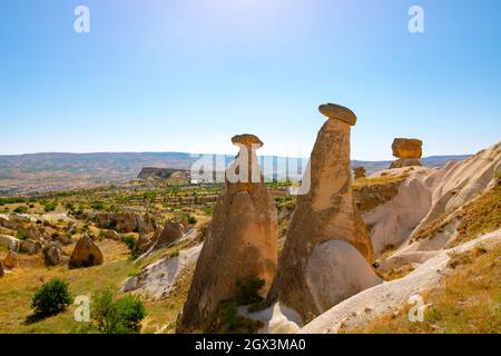 Three Graces oder UC Guzeller auf Türkisch in Kappadokien Urgup Türkei. Schöne Feenkamine in Kappadokien. Wahrzeichen der Türkei. Tag des Tourismus. Stockfoto