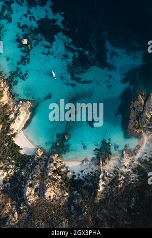 Blick von oben, atemberaubende Luftaufnahme der Insel Spargi mit Cala Corsara, einem weißen Sandstrand, der von einem türkisfarbenen Wasser umspült wird. Stockfoto