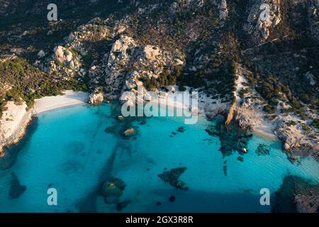 Blick von oben, atemberaubende Luftaufnahme der Insel Spargi mit Cala Corsara, einem weißen Sandstrand, der von einem türkisfarbenen Wasser umspült wird. Stockfoto