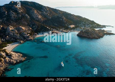 Blick von oben, Luftaufnahme, atemberaubender Panoramablick auf die Insel Spargi mit Cala Corsara, einem weißen Sandstrand, der von einem türkisfarbenen Wasser umspült wird. Stockfoto
