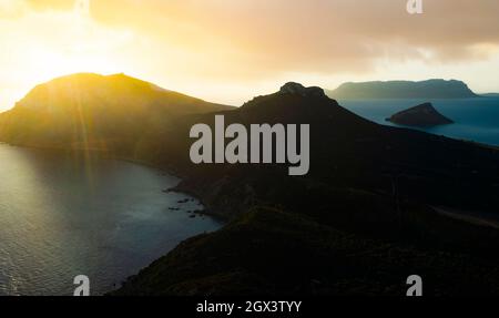 Blick von oben, atemberaubende Luftaufnahme des Golfo Aranci Promontory bei einem atemberaubenden Sonnenaufgang. Stockfoto