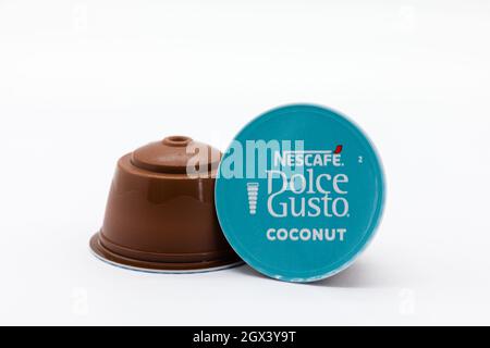 Irvine, Schottland, Großbritannien - 29. September 2021: Zwei flache, weiße Kokosnusskaffee-Kaffeepads mit Nescafe Dolce-Gusto-Marke in recycelbaren Schoten. Stockfoto