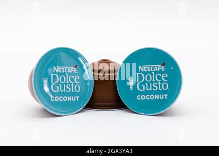 Irvine, Schottland, Großbritannien - 29. September 2021: Drei flache weiße Kokosnusskaffee-Kaffeepads der Marke Nescafe Dolce-Gusto in recycelbaren Schoten. Stockfoto