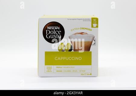 Irvine, Schottland, Großbritannien - 29. September 2021: Eine Schachtel Cappuccino-Kaffeepads der Marke Nescafe Dolce-Gusto in recycelbarer Verpackung Stockfoto