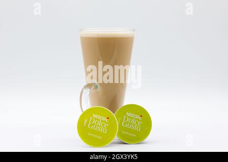 Irvine, Schottland, Großbritannien - 29. September 2021: Ein großes Glas Kaffee, Eine Mischung aus Cappuccino-Kaffee der Marke Nescafe Dolce-Gusto und Milch in recycelbarem Material Stockfoto