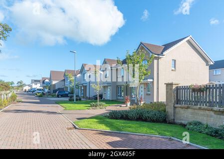 Irvine, Scotland, UK - 19. September 2021: Moderne schottische Wohnsiedlung in Nord-Ayrshire mit verschiedenen Designs von halb- und freistehenden Villen Stockfoto