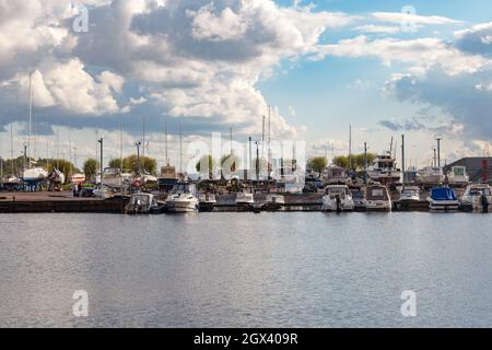 TALLINN, ESTLAND - 2. NOV 2020: Tallinn Olympic Sailing Centre in Pirita. Das Zentrum wurde für die Olympischen Spiele 1980 gebaut Stockfoto