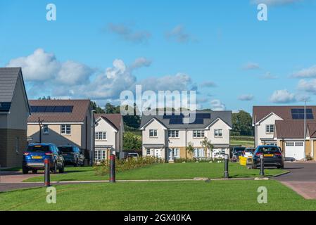 Irvine, Scotland, UK - 19. September 2021: Moderne schottische Wohnsiedlung in Nord-Ayrshire mit verschiedenen Designs von halb- und freistehenden Villen Stockfoto