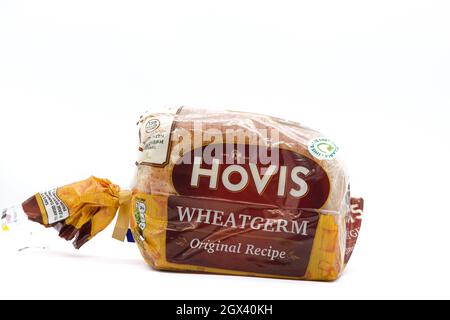 Irvine, Schottland, Großbritannien - 29. September 2021: Ein Wheatkeim-brauner Laib Brot mit Hovis-Marke in Kunststoffverpackungen, der an die meisten Supermar zurückgegeben werden kann Stockfoto