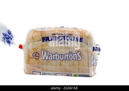 Irvine, Schottland, Großbritannien - 29. September 2021: Ein weißer Laib Brot mit Warburtons-Logo in Kunststoffverpackung, der an die meisten Sup zurückgegeben werden kann Stockfoto