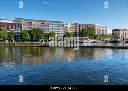 Deutschland, Berlin, Skyline Blick auf den Fluss. Stockfoto