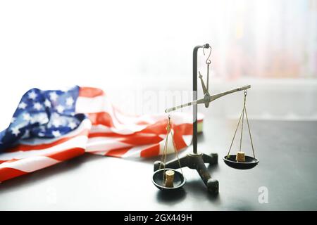 US-Recht, Justizwaagen und amerikanische Flagge. Konzept. Geld. Stockfoto