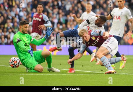 London, Großbritannien. 03. Oktober -Tottenham Hotspur gegen Aston Villa - Premier League - Tottenham Hotspur Stadium Hugo Lloris rettet Matt Targett während des Premier League-Spiels im Tottenham Hotspur Stadium einen Schuss Bildnachweis : © Mark Pain / Alamy Live News Stockfoto