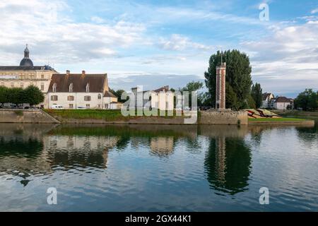 Das alte Krankenhaus Saint Laurent und der Dekanaturm auf der Insel Saint Laurent im Fluss Saone in Chalon-sur-Saône, Ostfrankreich. Stockfoto