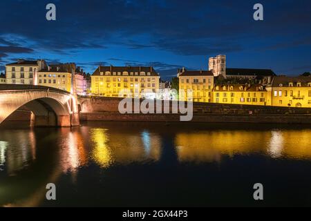 Chalon-Sur-Saone in Ostfrankreich bei Nacht, aufgenommen von der Insel Saint Laurent. Stockfoto