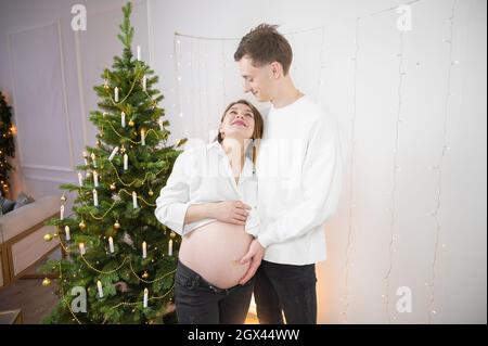 Ich freue mich auf das erste gemeinsame Weihnachtsfest. Schwangerschaft, Winterurlaub und Menschen Konzept Stockfoto