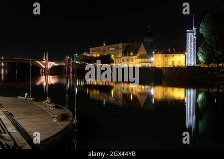 Nachtansicht über den Fluss Saone in Richtung Saint Laurent Island in Chalon-Sur-Saone Ostfrankreich. Stockfoto