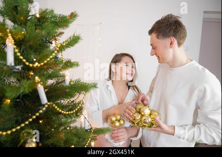 Ich freue mich auf das erste gemeinsame Weihnachtsfest. Schwangerschaft, Winterurlaub und Menschen Konzept Stockfoto