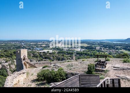 Die Ruinen der Festung Mornas und der Blick über die Provence in Richtung Cevennes, Provence, Frankreich. Stockfoto