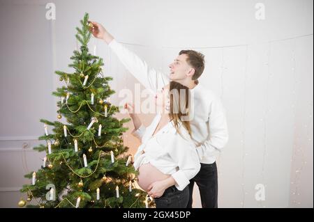 Ich freue mich auf das erste gemeinsame Weihnachtsfest. Schwangerschaft, Winterurlaub und Menschen Konzept Stockfoto