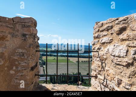 Der Blick von den Zinnen von Fort Mornas über die Rhone und die Autobahn A7, Provence, Frankreich. Stockfoto