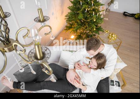 Ich freue mich auf das erste gemeinsame Weihnachtsfest. Schwangerschaft, Winterurlaub und Menschen Konzept Stockfoto