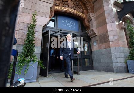 Manchester, Großbritannien. Oktober 2021. Premierminister Boris Johnson verlässt sein Konferenzhotel. Kredit: Mark Thomas/Alamy Live Nachrichten Stockfoto