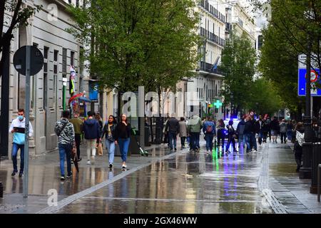 Madrid, Spanien. 3. Oktober 2021. Arenal Straße, Menschen zu Fuß Stockfoto