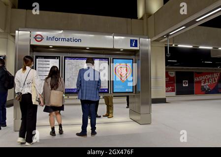 Personen, die sich am Eröffnungstag, dem 20. September 2021, Zugfahrpläne und Informationen an der U-Bahn-Station Battersea Power Station, London, Großbritannien, angeschaut haben Stockfoto