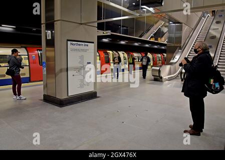 Eisenbahnfans mit Kameras am Tag der Eröffnung, 20. September 2021, in der U-Bahnstation Battersea Power Station, London, Großbritannien Stockfoto