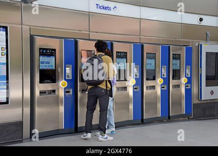 Ein Mann, der am Eröffnungstag, dem 20. September 2021, ein Zugticket an der U-Bahn-Station Battersea Power Station in London, Großbritannien, kauft Stockfoto